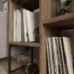 Βιβλιοθήκη Οινούσσες 18 χρώμα ανοιχτό καρυδί 62x22x62εκ. – εικόνα 2