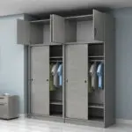 Ντουλάπα ρούχων Σπέτσες 96 τετράφυλλη συρόμενη με πατάρι χρώμα γκρι σκυροδέματος 200x60x240εκ. – εικόνα 2