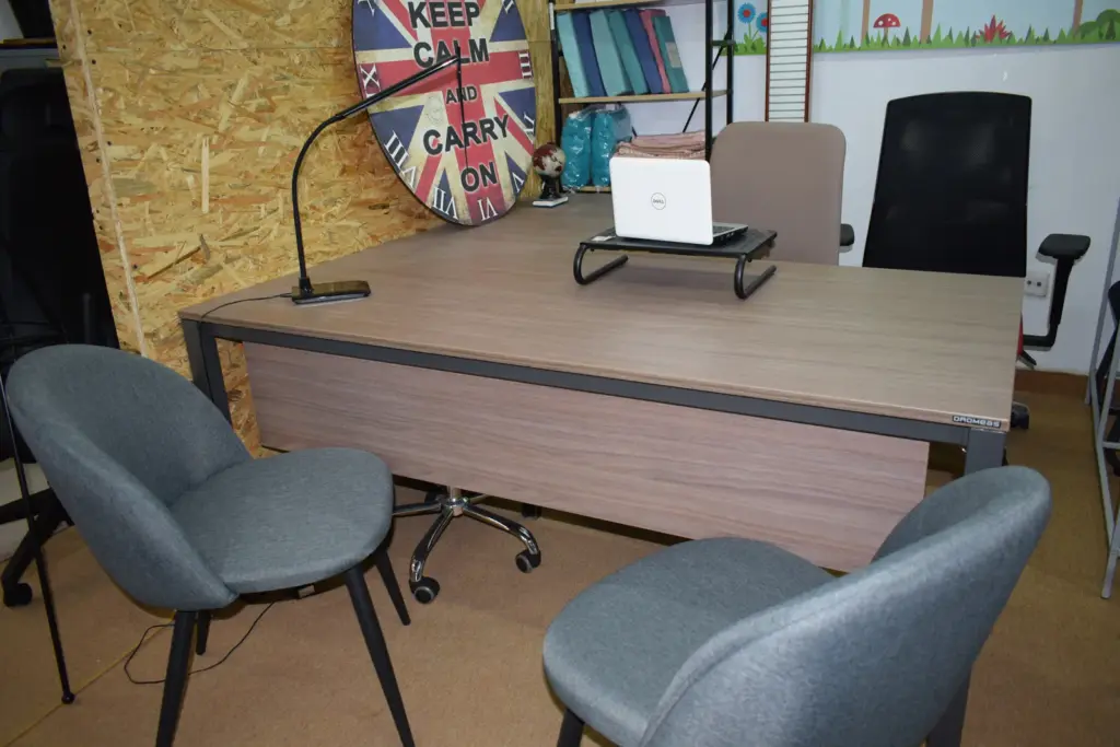 Γωνιακό Γραφείο DROMEAS Tetra 160×160 Grey Oak – Ενισχυμένα Πόδια & Μετώπη – Συναρμολογημένο