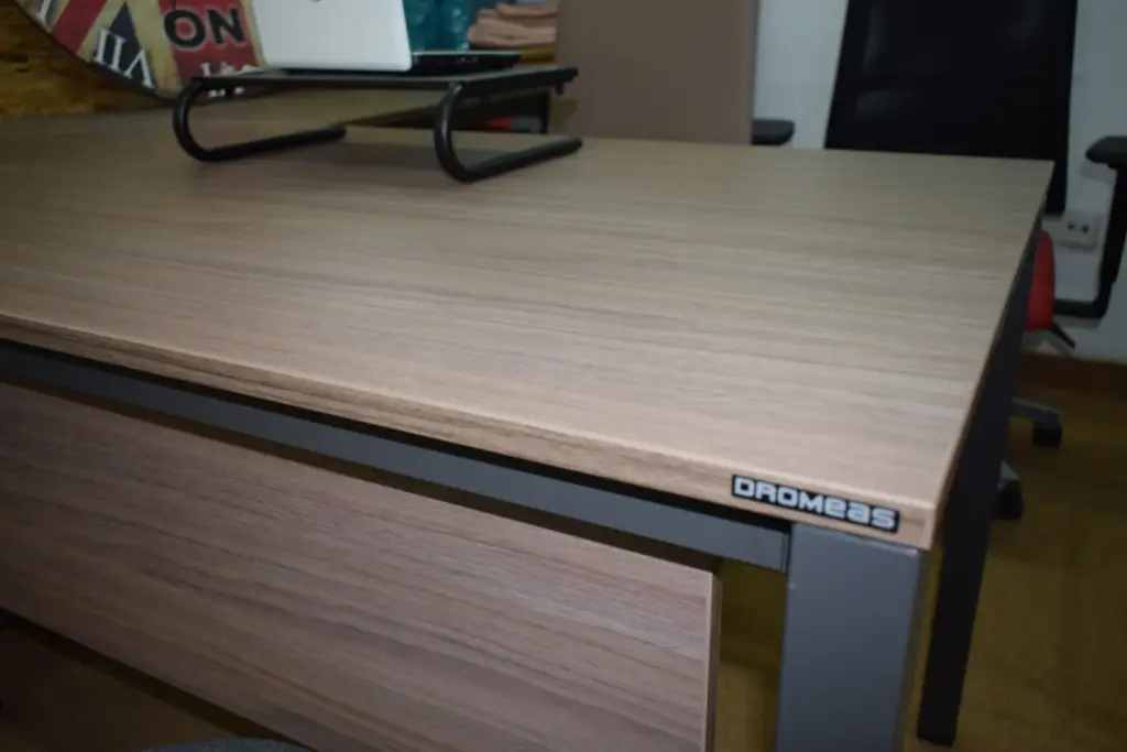 Γωνιακό Γραφείο DROMEAS Tetra 160×160 Grey Oak – Ενισχυμένα Πόδια & Μετώπη – Συναρμολογημένο