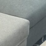 Λεπτομέρεια σκούρας γκρι απόχρωσης στο σκαμπό του καναπέ Smooth