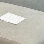 Λεπτομέρεια ανοιχτής γκρι απόχρωσης στο σκαμπό του καναπέ Smooth