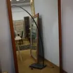 Οριζόντιος καθρέπτης με καρυδί πλαίσιο στο κατάστημα
