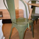Πράσινη μεταλλική καρέκλα τραπεζαρίας από πίσω