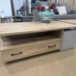Τραπεζάκι σαλονιού Rustic Oak με δύο συρτάρια, ράφι και γκρι σκαμπό σε πραγματικό χώρο