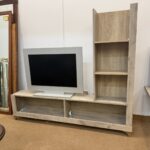 Έπιπλο TV Grey Oak σε χώρο έκθεσης