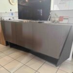 Εκθεσιακός μπουφές γκρι με μαύρη μεταλλική βάση, 200 επί 55 εκατοστά